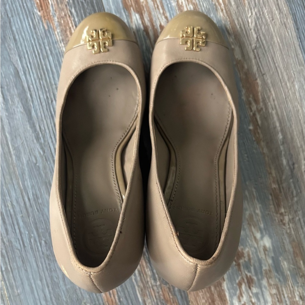 TORY BURCH Jolie Logo Medallion/Leather Wedge Pump Heel Size 5.5 - Picture 4 of 5